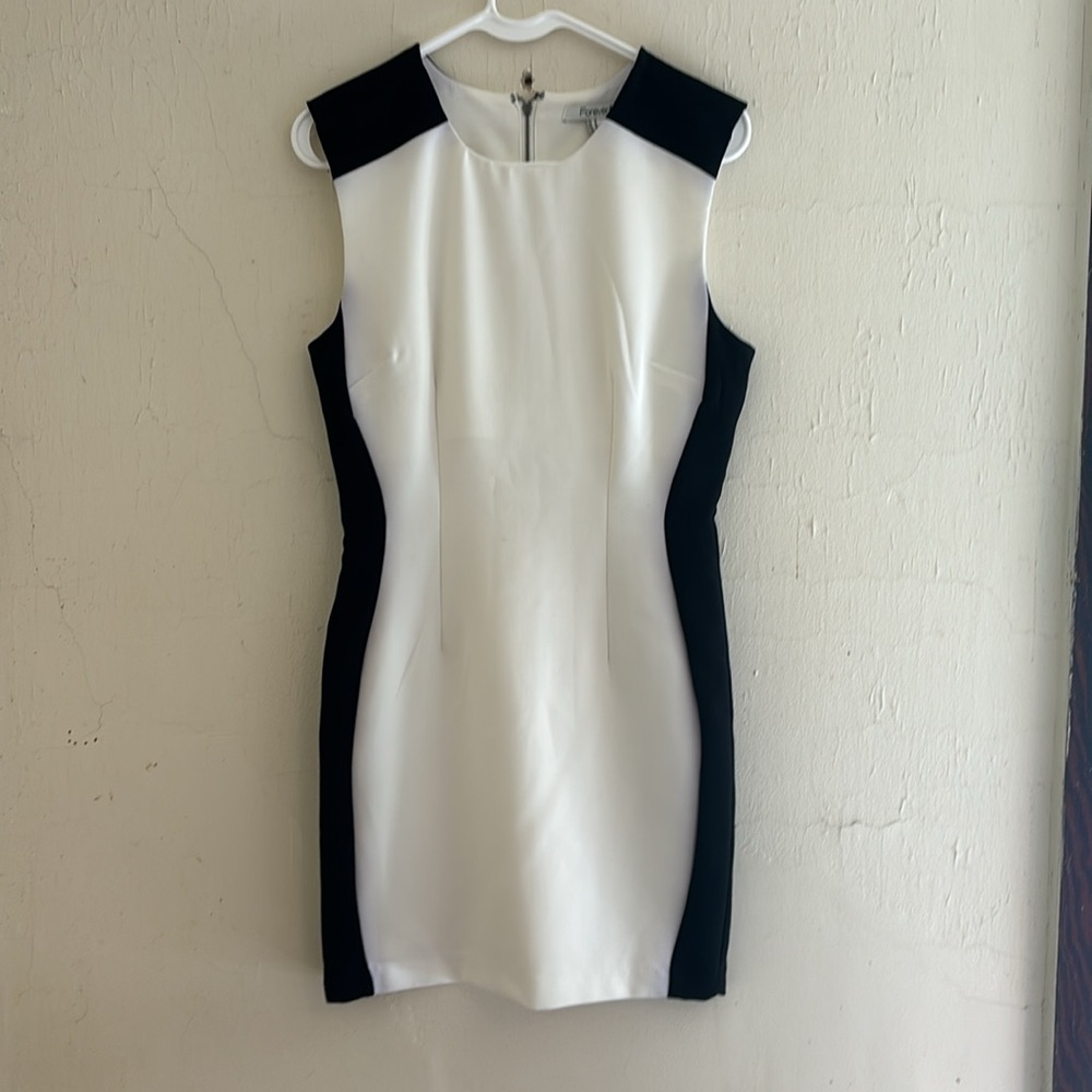 Forever 21 sleeveless lined black & white shift dress size M